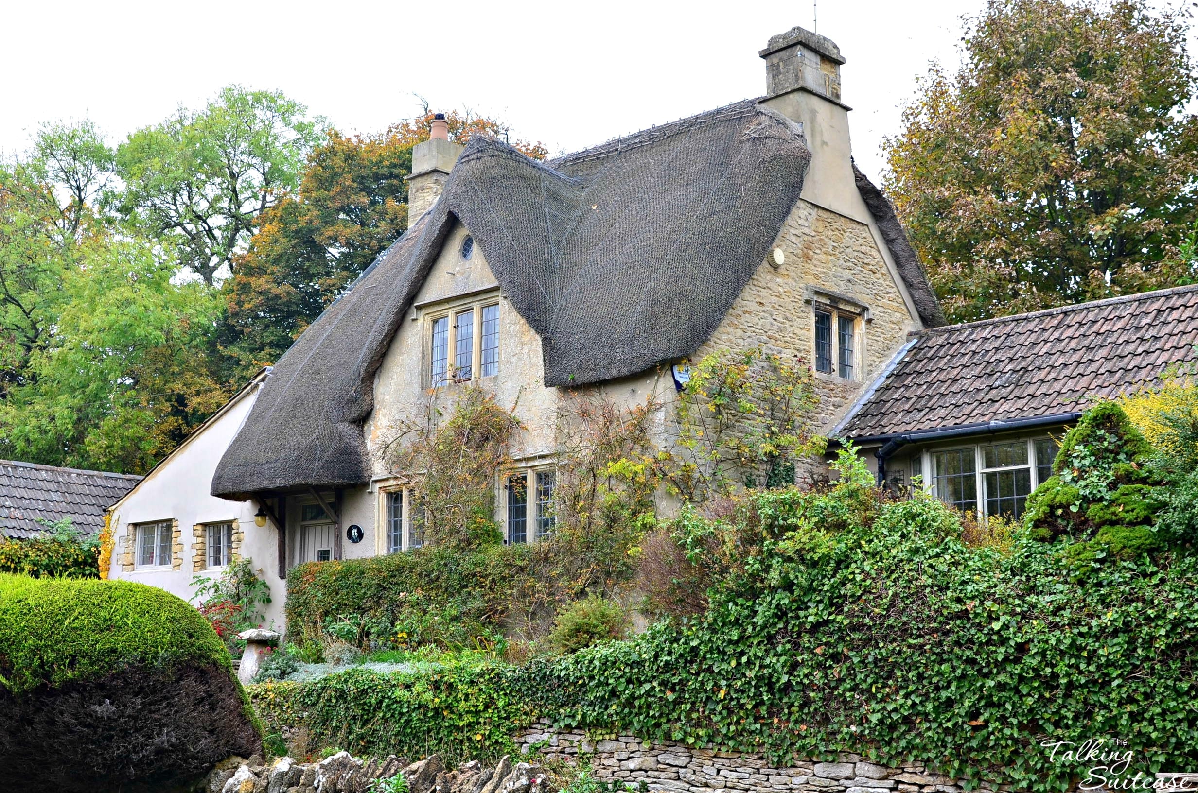 thatched-roof-house-in-castle-combe - The Talking Suitcase