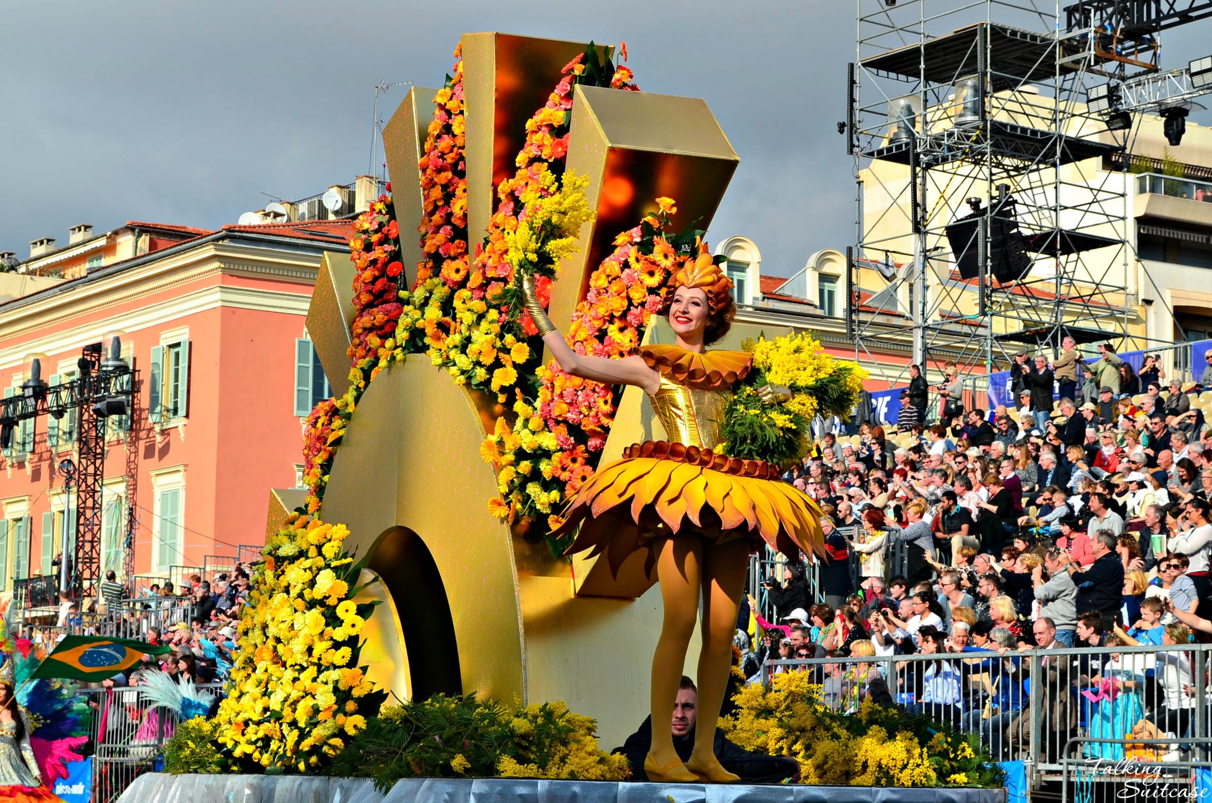 Битва карнавал. 1294 Карнавал в Ницце. Карнавал мимозы Ницца. Король карнавала в Ницце. Карнавал в Ницце Франция битва цветов.