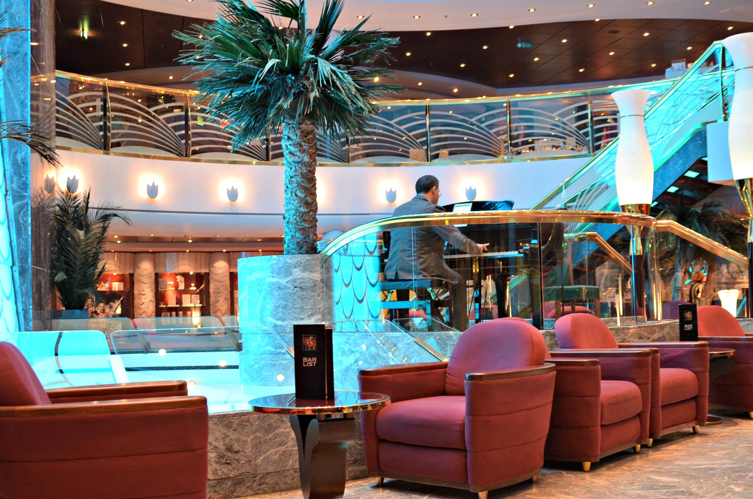 Piano bar MSC Magnifica Cruise Ship - The Talking Suitcase