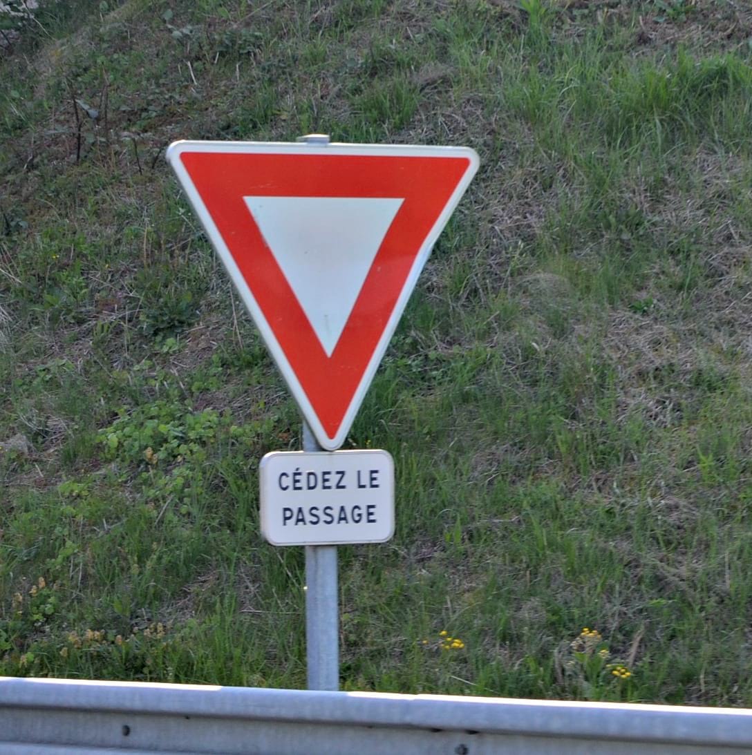 french-road-signs-yield-sign-the-talking-suitcase